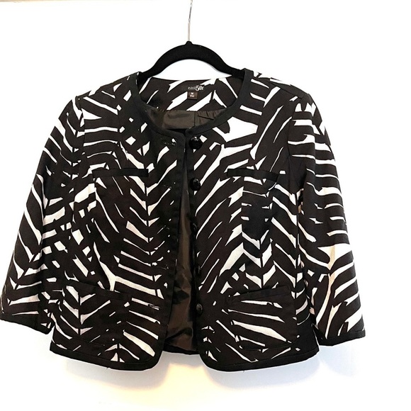 Leafy print women’s cropped button blazer - Picture 2 of 6